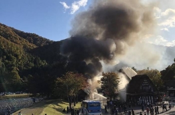 日本另一个世界遗产——岐阜县的白川乡合掌村附近木屋起火冒烟