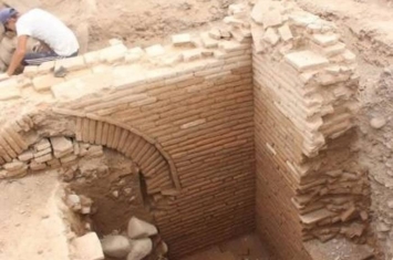 吉尔吉斯科奇科尔山谷考古挖掘近千年古墓 具中国元素与辽代墓葬相似