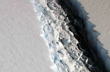 无人机发现格陵兰岛融冰下的裂缝