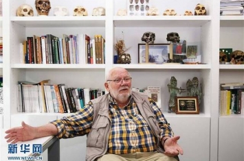 专访法国法兰西公学院教授米歇尔·布吕内 回忆发现迄今所知最早古人类化石图迈的历程