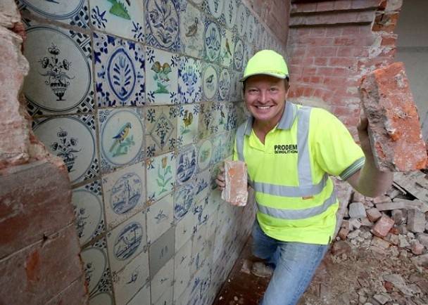 英国拆屋承办商清拆维多利亚时代艺术家的房子时意外发现价值约5万镑的“墙中墙”
