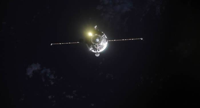 美国宇航员从国际空间站上拍下“进步MS-11”货运飞船在大气层中焚毁的情形