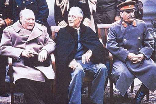 二战三巨头合影时为何总是罗斯福坐中间?