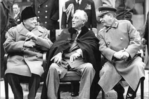 二战三巨头合影时为何总是罗斯福坐中间?