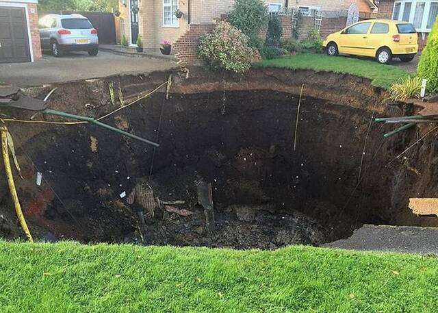 英国赫特福德郡住宅区地陷现巨洞