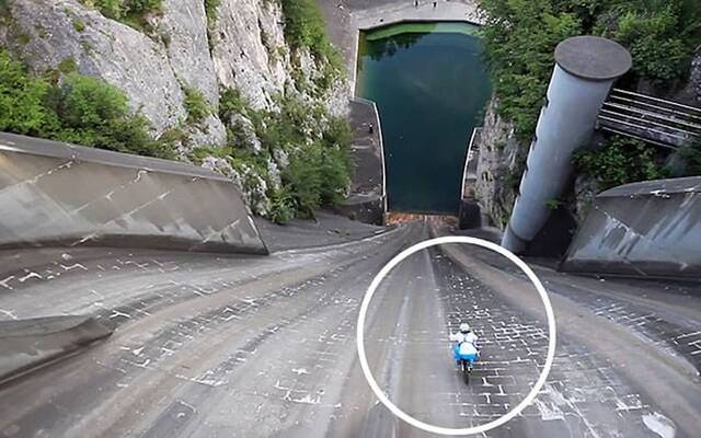 斯洛文尼亚极限运动爱好者普利莫斯(Primoz)骑单车从200米高大坝上直冲而下