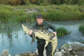 车臣共和国总统卡德罗夫Ramzan Kadyrov“徒手抓鳄鱼”