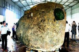 世界上最大的翡翠原石，重达3千吨/长35米(体积太大无法开采)