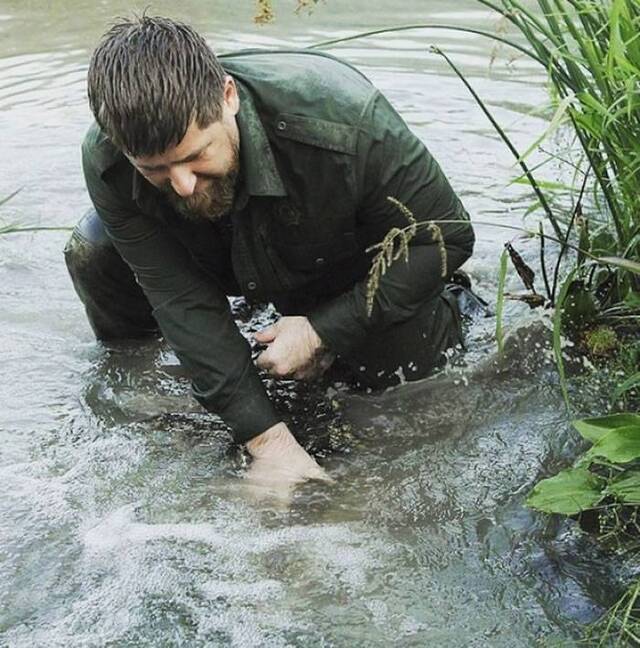 车臣总统Ramzan Kadyrov徒手捉鳄鱼 拍片展雄风