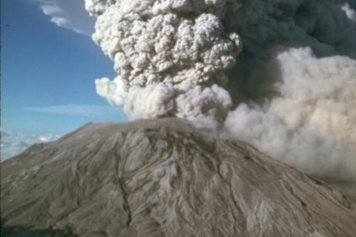 坦博拉火山爆发有多可怕?导致7万人,我国长江6月飘雪,云南人吃土