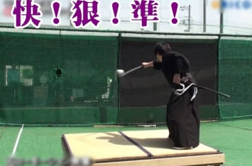 “平成武士”日本剑术大师町井勲刀法惊人 近距离劈开时速161公里棒球