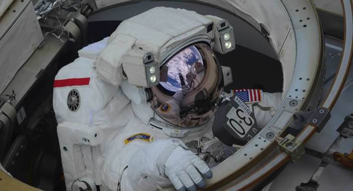 国际空间站美国宇航员黑格和摩根进入开放太空