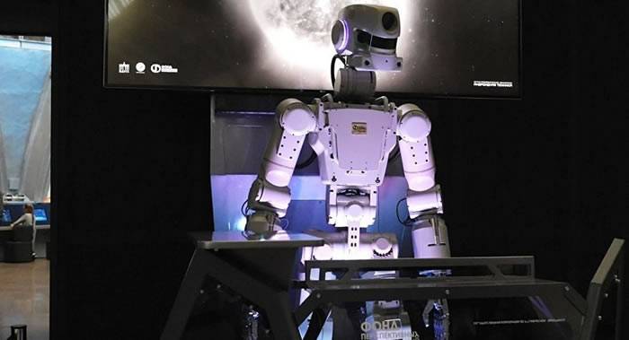 俄罗斯人形机器人“费多尔”的研制方正在努力改进宇航服