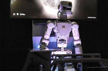 俄罗斯人形机器人“费多尔”的研制方正在努力改进宇航服