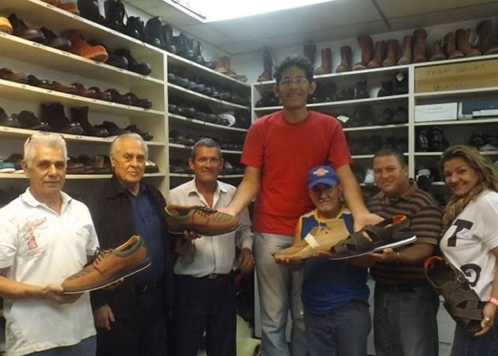 委内瑞拉7呎男子拥全球最巨大的脚 诉买鞋之苦
