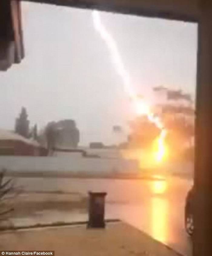 澳大利亚女子在拍暴风雨时险些遭闪电击中