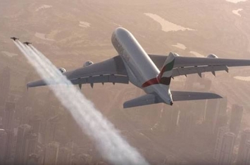 阿联酋迪拜两名喷射人与空客A380一同在4000英尺高空齐飞