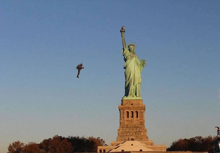 澳洲飞行器制造者驾驶自制飞行推进器飞近美国纽约自由神像