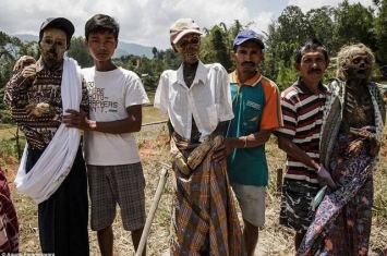 印尼小村庄“Torajan”举办鬼节：村民把过世先人从棺木内取出换上新衣服游街