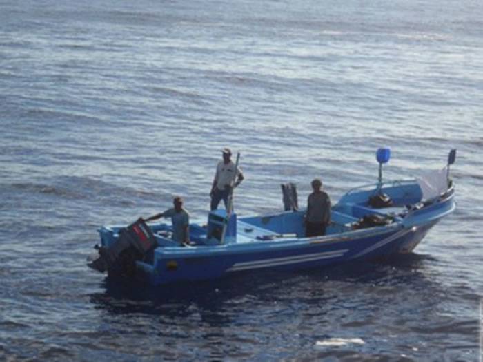 4名拉美渔民出海捕鱼迷路 在海上漂流月余获救
