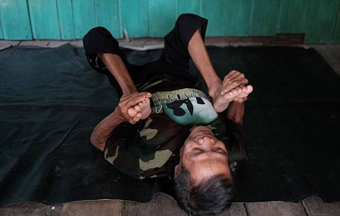 印尼68岁“橡皮人”孟巴·贝扬（Mbah Bejan）展现惊人柔身术