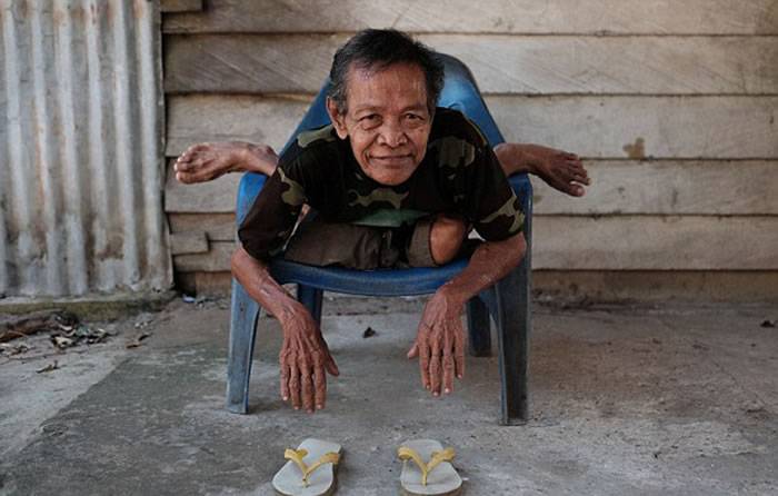 印尼68岁“橡皮人”孟巴·贝扬（Mbah Bejan）展现惊人柔身术