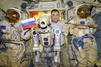 国际空间站俄罗斯宇航员向机器人“费奥多尔”提出30多个问题