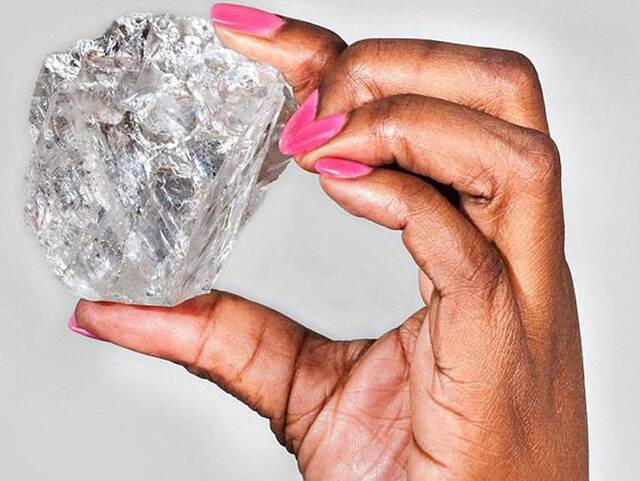 非洲博茨瓦纳发现一颗重达1111克拉的钻石 是世界上第二大钻石