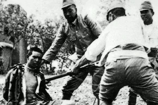 真实的日本兵战斗力有多强?为何有的日本兵刺刀上挂着旗子,有的却没有?