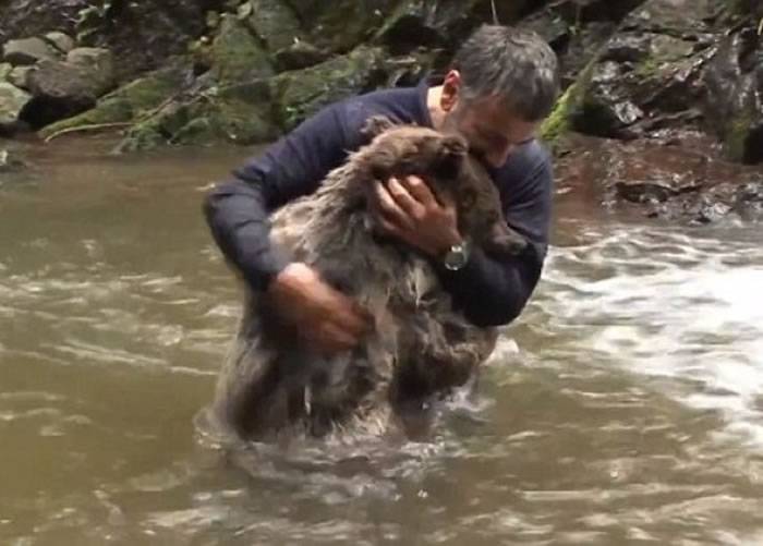 土耳其冒险家在河边看到野熊竟邀请它一起落河嬉水