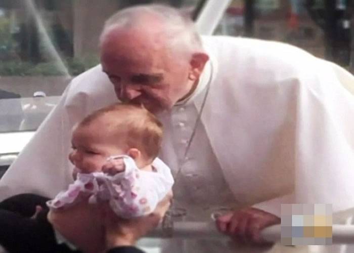 美国患脑癌女婴获教宗亲吻头部 肿瘤奇迹缩小