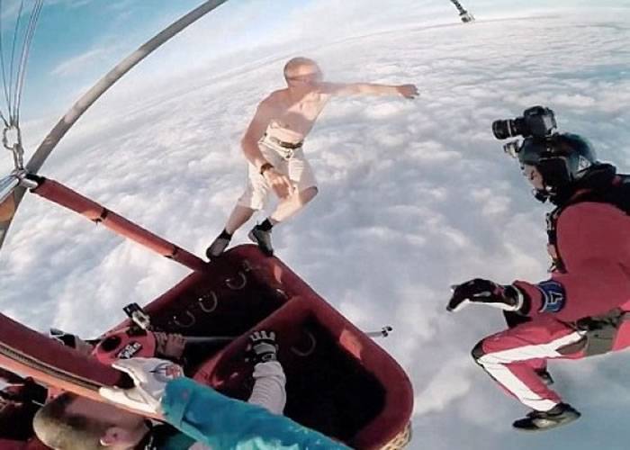 芬兰狂人Antti Pendikainen扔掉降落伞从1.3万呎高空一跃而下
