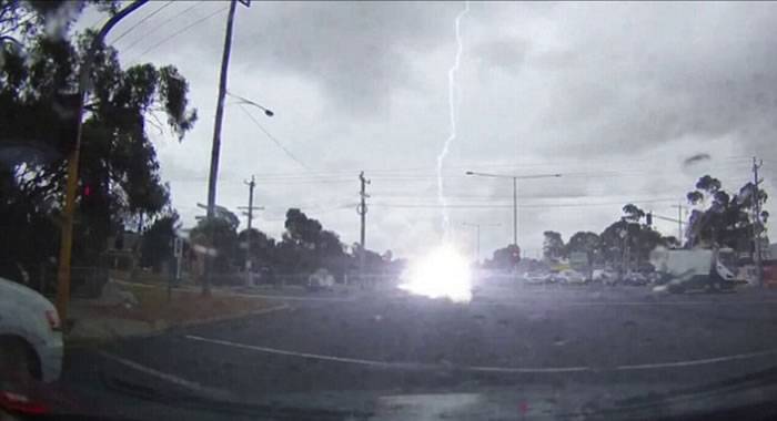 澳大利亚一辆汽车被闪电击中尾部却毫发无损的惊人一幕