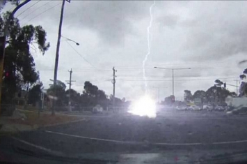 澳大利亚一辆汽车被闪电击中尾部却毫发无损的惊人一幕