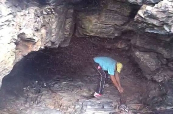 澳大利亚男子被虫子困在洞穴 千万只虫子形成 “虫墙”将出口堵住