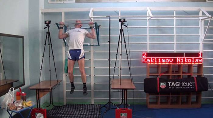 俄罗斯54岁运动员在12小时内做4989次引体向上打破世界纪录