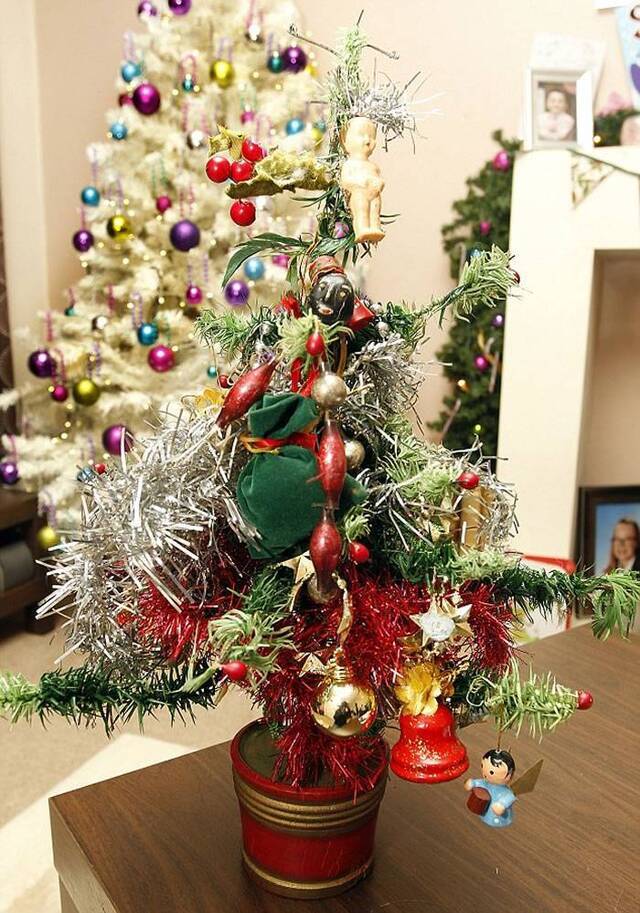 英国72岁老翁家中的150年历史圣诞树可能是全英最古老圣诞装饰