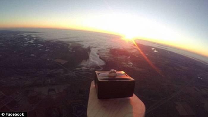加拿大男子将一枚戒指绑在热气球上升到3万米高空向女友浪漫求婚