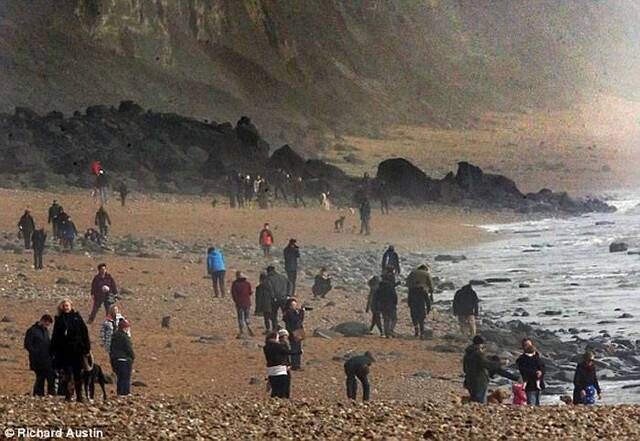 英国侏罗纪海岸悬崖大面积坍塌 当地掀起“淘化石热”