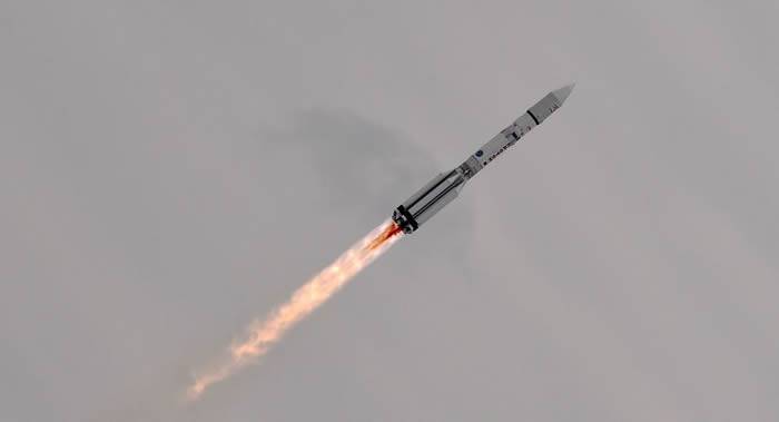 俄罗斯“质子-M”运载火箭将载有两颗卫星的“Breeze-M”助推器送入亚轨道