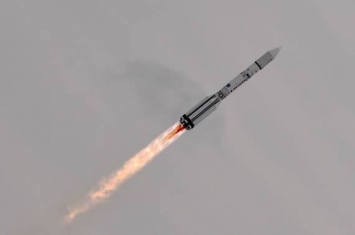俄罗斯“质子-M”运载火箭将载有两颗卫星的“Breeze-M”助推器送入亚轨道