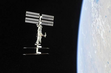 NASA宇航员出舱到国际空间站外执行更换电池任务