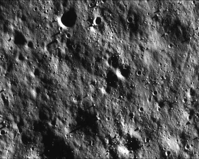 印度部署在月球轨道的探测器传回迄今为止最清晰的月球表面照