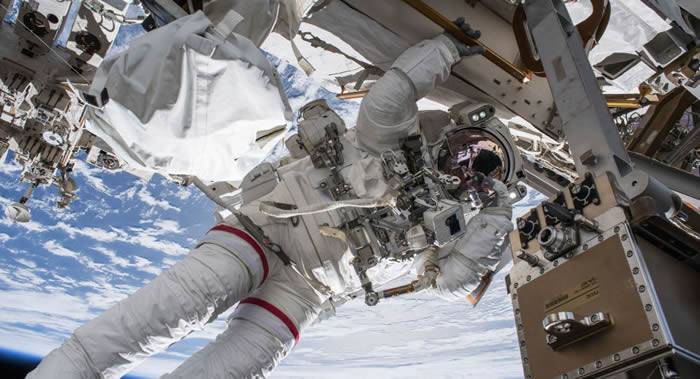 NASA现场直播：国际空间站美国宇航员进行太空行走