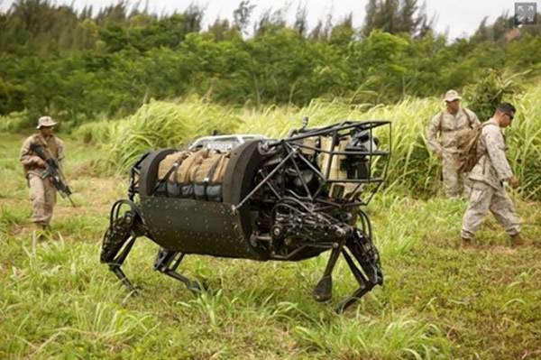 美国Google机械人公司研发“机械狗”LS3减轻士兵背负