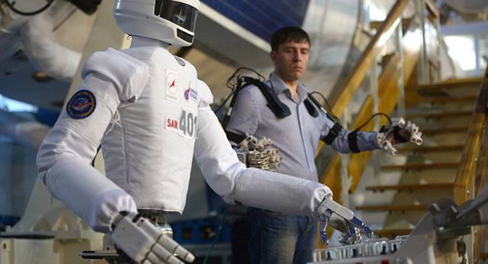 俄罗斯宇航员阿列克谢·奥夫奇宁：有必要继续在太空使用机器人