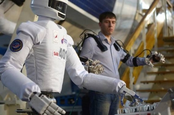 俄罗斯宇航员阿列克谢·奥夫奇宁：有必要继续在太空使用机器人