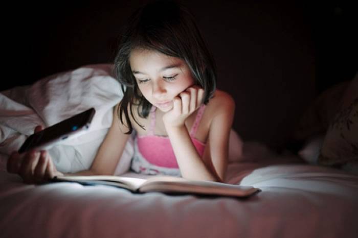 国外媒体罗列出十个不同成长阶段的聪明指标：5岁讲大话8岁晚睡觉