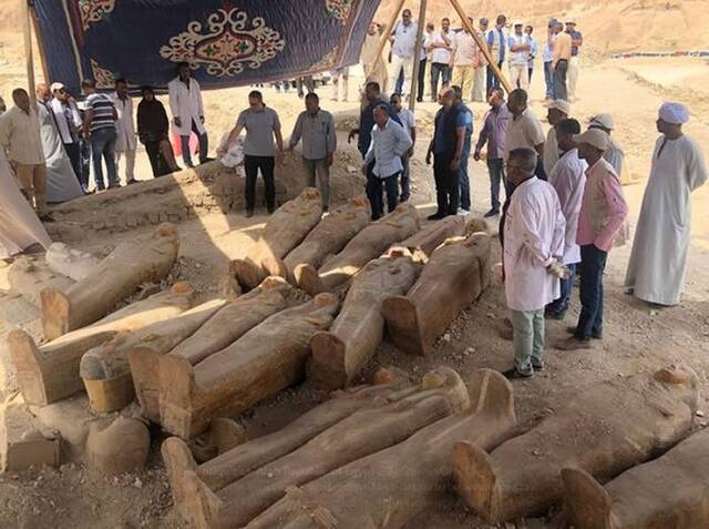 考古学家在埃及卢克索附近发现至少20具古埃及木棺