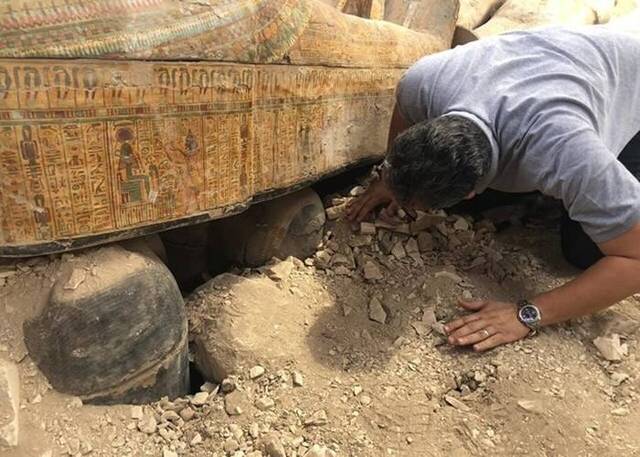 埃及乐蜀出土逾20个千年木棺 棺上绘有精致彩色图案